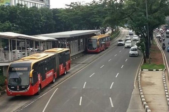 Ilustrasi. Suasana busway dan lalu lintas di Bundaran Senayan, Jakarta Selatan, Selasa (5/1/2016).