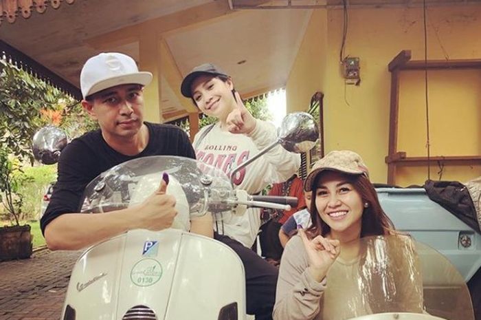 Raffi Ahmad dan keluarga berpose dengan Vespa GTV