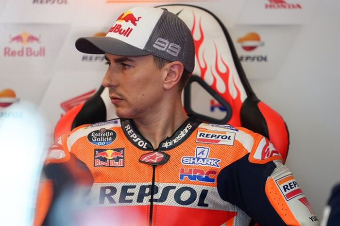 Kabar gak sedap bagi pecintar Jorge Lorenzo, soalnya The Spaniard dipastikan absen di MotoGP Republik Ceska dan Austria karena penyembuhan cedera punggungnya