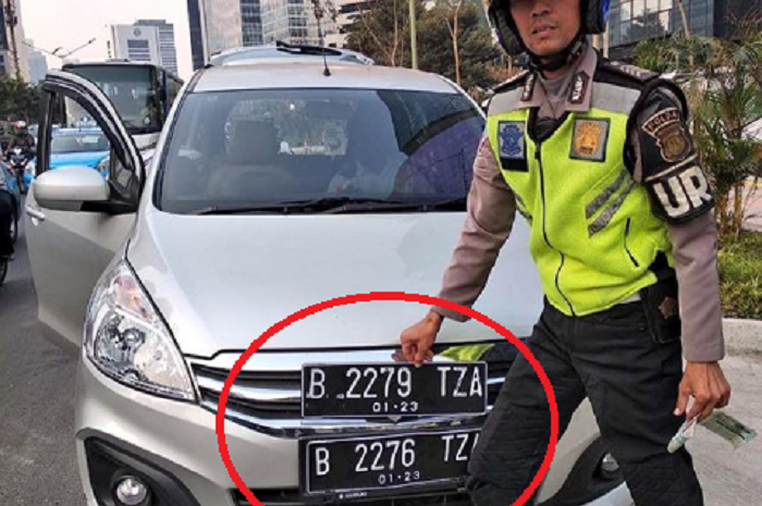 Pengguna mobil punya dua pelat nomor kendaraan