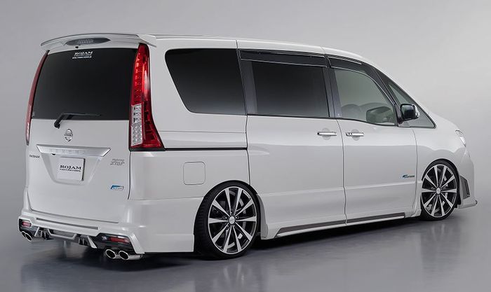 Tampilan belakang Nissan Serena hasil garapan Rojam