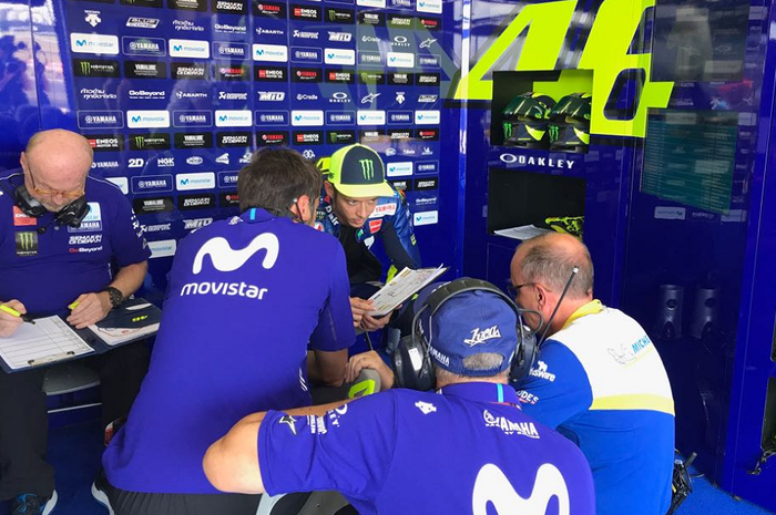 Valentino Rossi dan para mekaniknya