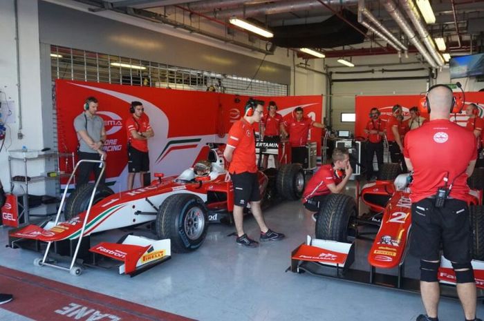 Setelah menjalani tes ban Pirelli bersama tim F1 Toro Rosso di Yas Marina, Abu Dhabi, Sean Gelael (kiri, nomor #1) langsung sibuk mengikuti tes F2 di tempat yang sama bersama tim barunya Prema Racing
