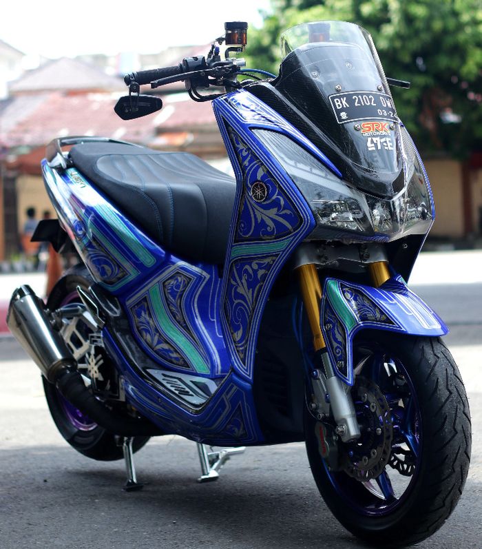 Yamaha Lexi juara 1 masterclass Online Customaxi 2021, air brush bodi batik diatas kelir biru