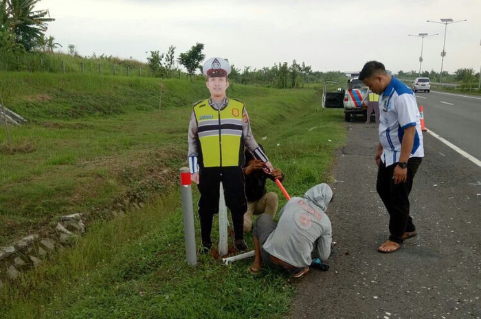 Pemasangan patung Polisi di KM 130-140 Tol Cipali guna mengurangi kecelakaan lalu lintas di wilayah h