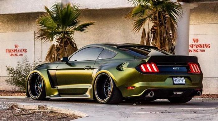 Kelir Dark Green Metallic membuat Ford Mustang GT lebih memukau
