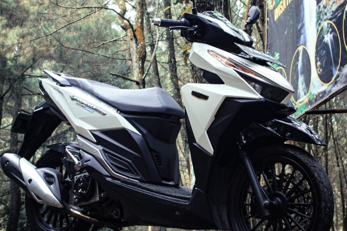 Honda Vario 125 Berjubah Hitam Putih, Tampil Simpel Berkaki Sporty