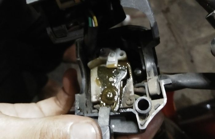 Beri cairan penetran atau chain lube ke part mekanis saklar lampu sein