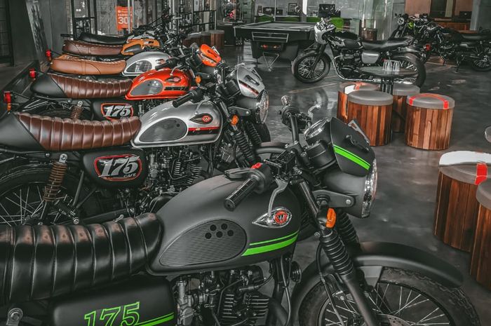 Ilustrasi Kawasaki W175 Cafe di dealer