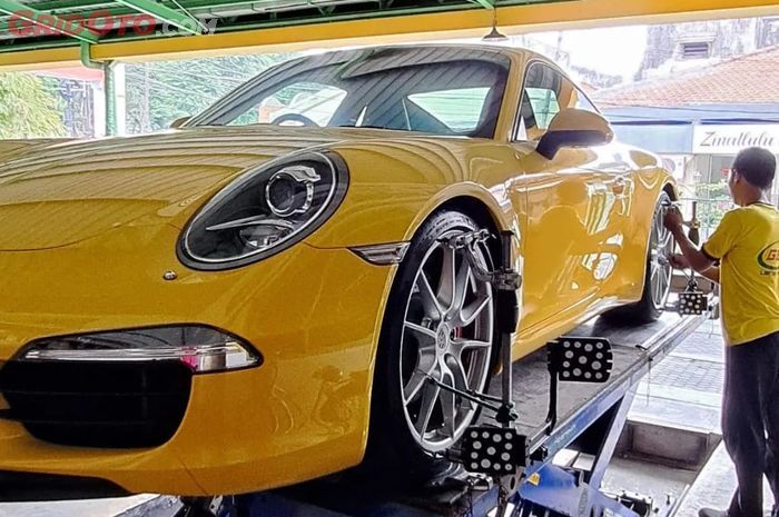 Setir Mobil Nggak Lurus? Mungkin Butuh Spooring, Ini Manfaatnya!