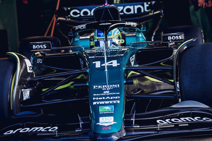 Fernando Alonso mengemudikan mobil tim Aston Martin AMR23 yang memulai debutnya melaju di trek saat keperluan syuting di Sirkuit Silverstone, Inggris (15/3)