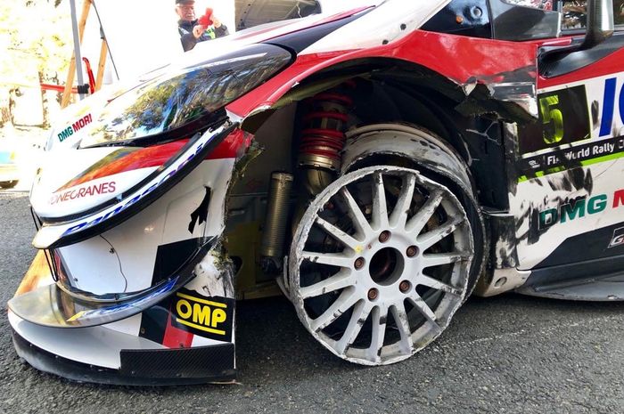 Roda kiri depan Toyota Yaris milik Kris Meeke rusak pada tahapan pembuka reli Korsika hari Jumat pagi