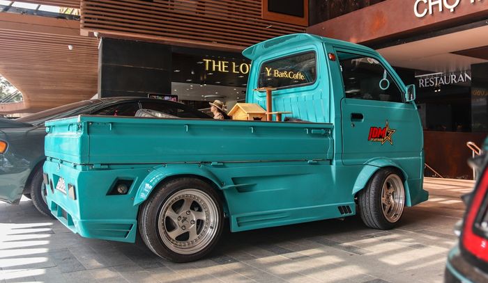 Tampilan samping Suzuki Carry pikap pakai side skirts dan over fender