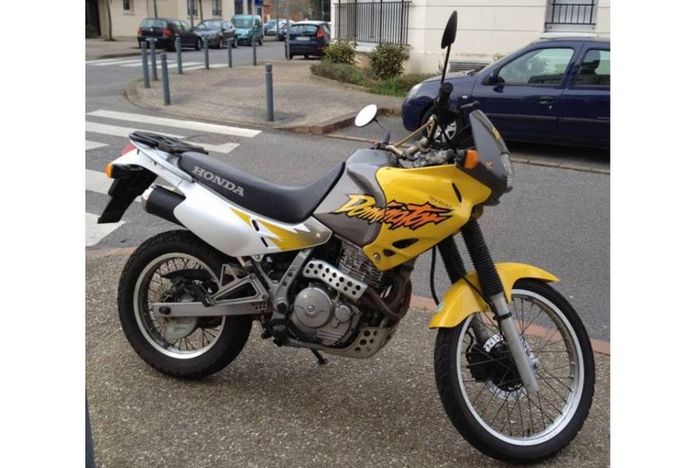 Tampilan standar Honda NX650 alias Honda Dominator (model year 1997)