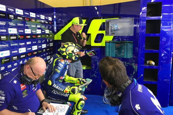 Valentino Rossi berada di pit saat FP2 MotoGP Jerman