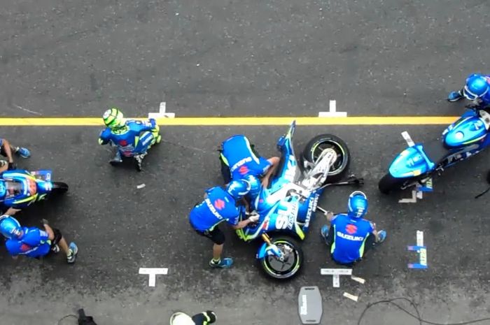 Andrea Iannone terjatuh pada saat pit stop