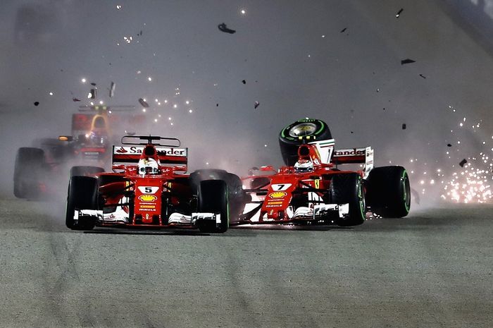 Kedua pembalap Ferrai, Sebastian Vettel (kiri) dan Kimi Raikkonen saling bentrok di balapan GP F1 Singapura