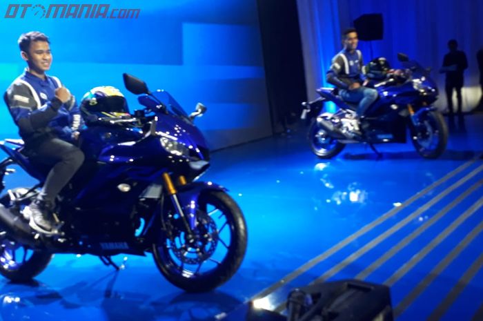 Galang Hendra (kiri) dan Hafizh Syahrin saat peluncurkan Yamaha R25 dan R3 versi 2019 di Jakarta