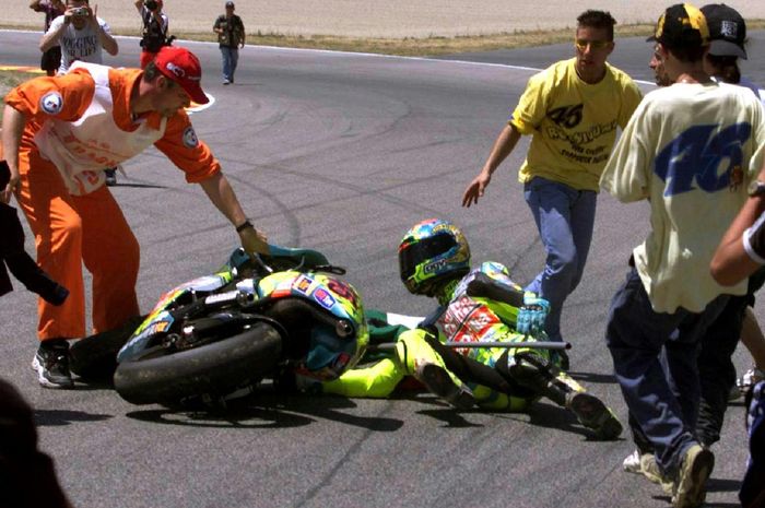 Valentino Rossi terjatuh saat selebrasi