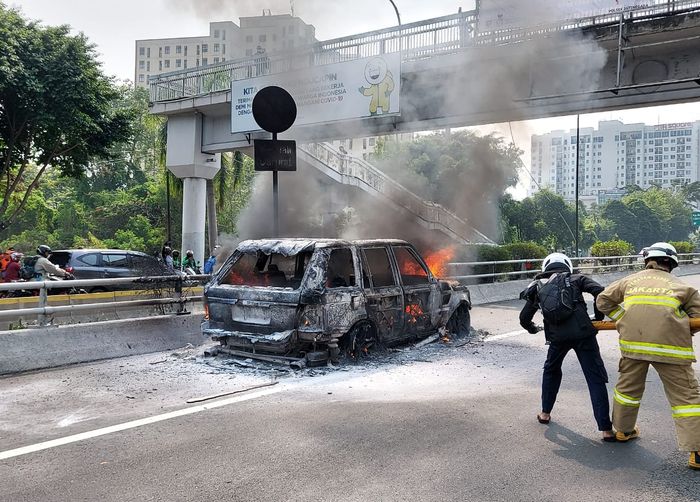 ILUSTRASI. Range Rover yang terbakar di Jalan Tol Dalam Kota, Cawang, Rabu (2/9/2020).