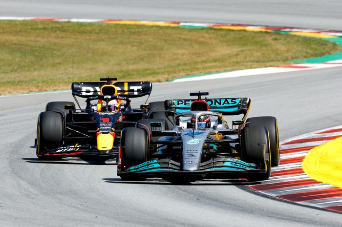 George Russell terlibat persaingan sengit dengan Max Verstappen di balap F1 Spanyol 2022