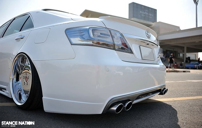 Buritan Toyota Camry dilengkapi ducktail dan bumper belakang baru plus sisipan 4 lupang knalpot