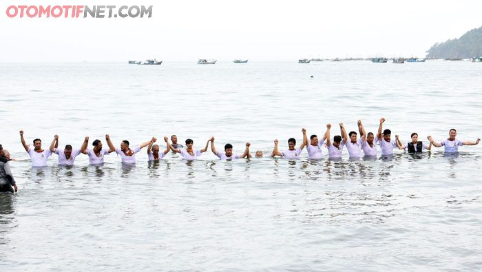 Prosesi menyelam di laut Pangandaran menjadi salah satu kegiatan wajib sebelum jadi Life Member HCB