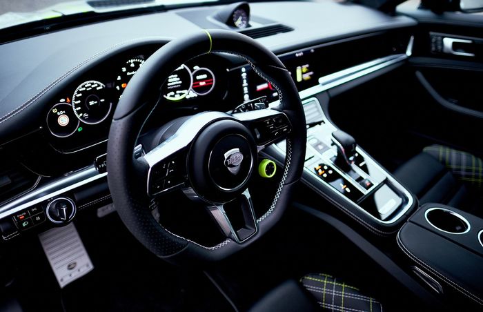 Interior Porsche Panamera Turbo S E-Hybrid garapan TechArt