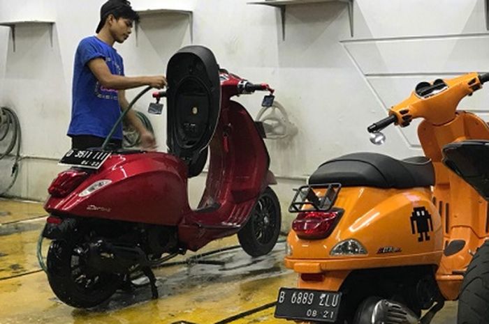 Ilustrasi mencuci motor