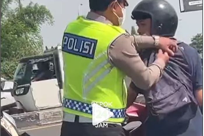 Polisi yang tarik paksa kasar pengendara Yamaha Mio J di Simpang Cijago, kota Depok