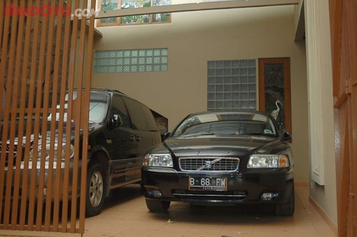 Simulasi garasi berkapasitas dua mobil