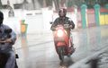 Street Manners - Terpaksa Riding Saat Hujan Deras dan Angin Kencang, Perhatikan Hal Ini Supaya Aman