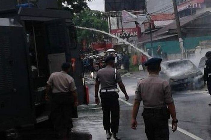 Toyota Corolla terbakar habis di Kalimantan Timur