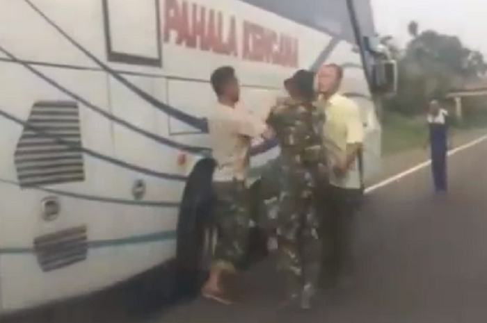 Sopir bus beradu mulut dengan anggota TNI
