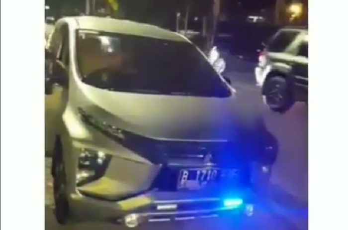 Mitsubishi Xpander memakai atribut Polisi Militer dan lampu rotator