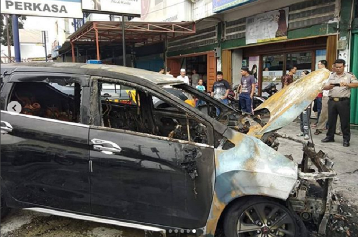 Mitsubishi Xpander terbakar di Pekanbaru