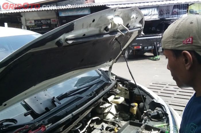 Akibat membuka kap mesin mobil setelah perjalanan.