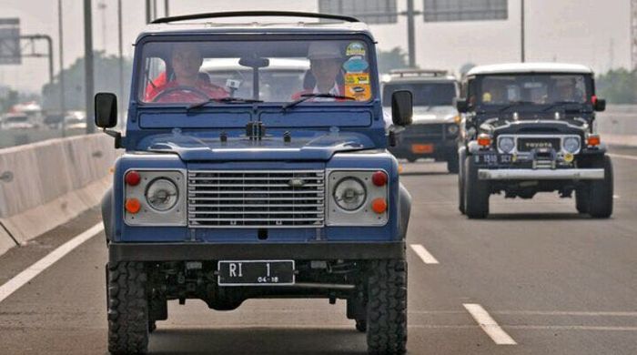 Presiden Joko Widodo menumpang pikap Land Rover Defender saat memantau jalan tol