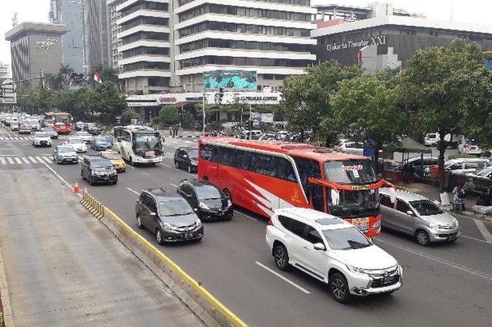 enindakan electronic traffic law enforcement (ETLE) atau tilang elektronik yang mulai dilakukan pada Kamis (1/11/2018) di kawasan Sarinah, Jakarta Pusat.(KOMPAS.com/ RIMA WAHYUNINGRUM) 