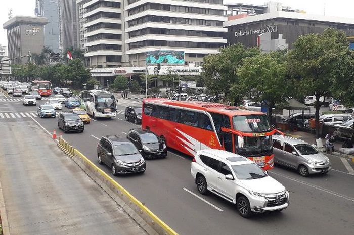 enindakan electronic traffic law enforcement (ETLE) atau tilang elektronik yang mulai dilakukan pada Kamis (1/11/2018) di kawasan Sarinah, Jakarta Pusat.(KOMPAS.com/ RIMA WAHYUNINGRUM) 