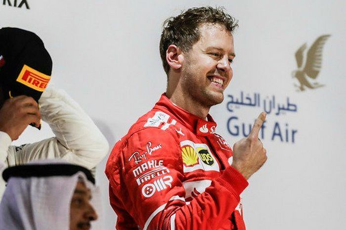 Jari telunjuk ciri khas Sebastian Vettel selalu muncul ketika menang balapan, seperti di podium GP F1 Bahrain 2017 ini