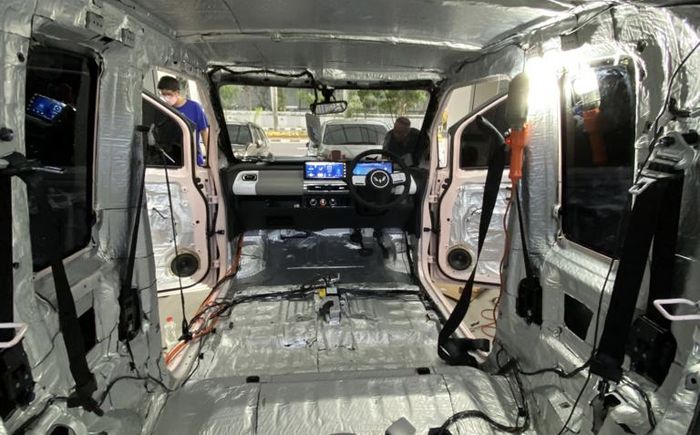 ILUSTRASI Interior mobil listrik Wuling Air ev disiapkan untuk pasang peredam kabin
