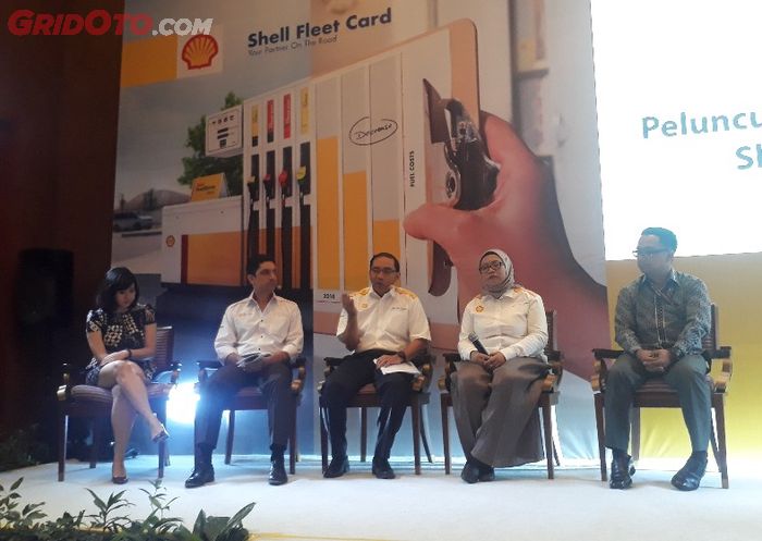 Hani Rochani (kedua dari kanan), Commercial Fleet Sales Manager Shell Indonesia