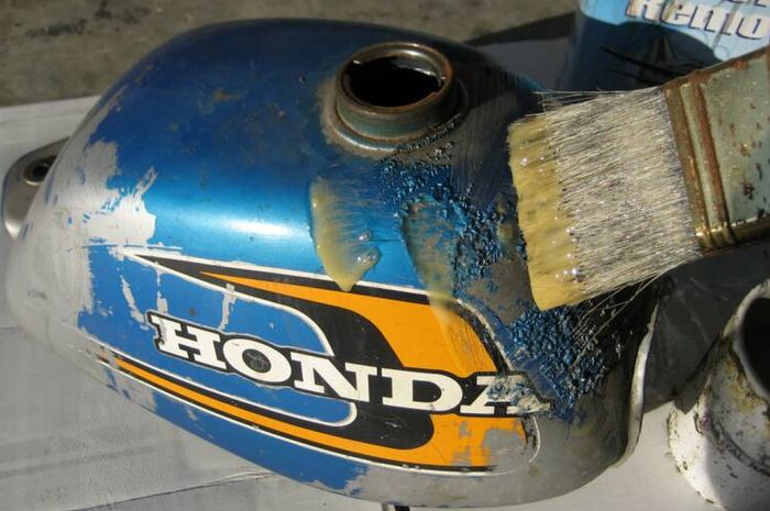 Paint remover bikin lapisan cat lama melunak dan terangkat