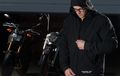Pakai Hoodie Bikin Kamu Tetap Keren Di Motor, Ini Sejarahnya