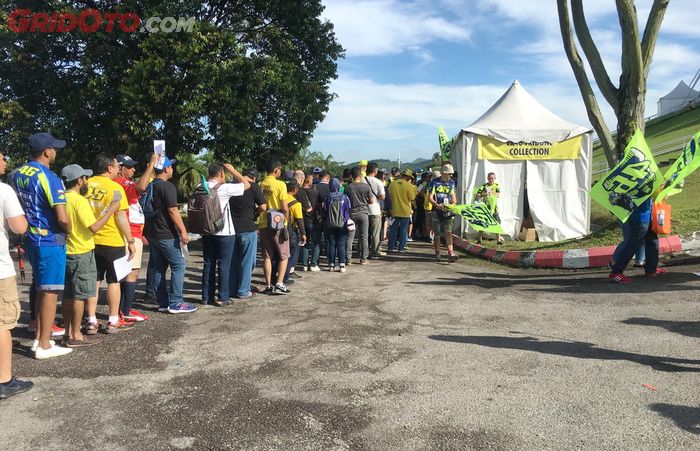 Penonton antre di tempat penukaran Tribune Kit Valentino Rossi di sirkuit Sepang sebelum menyaksikan MotoGP Malaysia