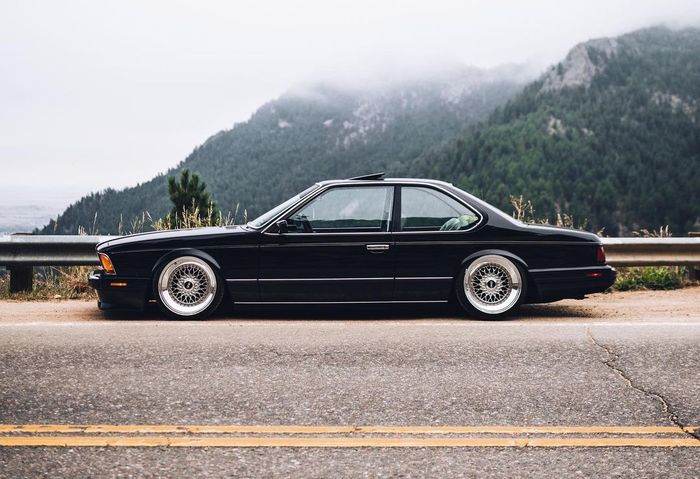 Tampak samping BMW E24 635CSi milik Brendan Stouffer.