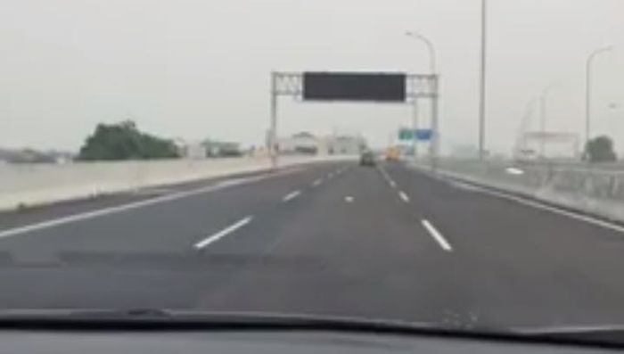 Permukaan aspal mulus dengan kontur rata