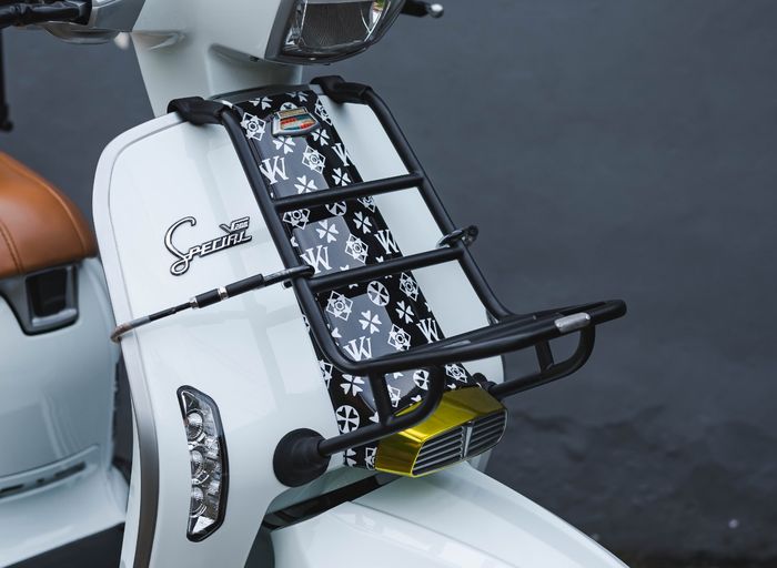 Rak depan aslinya buat Vespa, dipasang di Lambretta V200 dengan penyesuaian