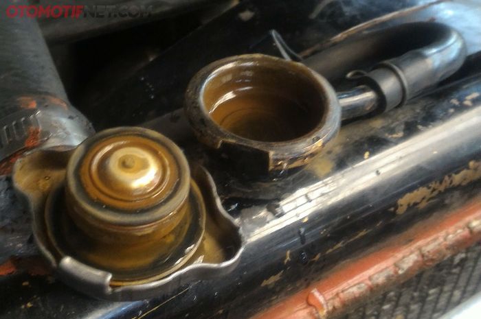 Karat pada radiator mobil bekas yang muncul bisa jadi masalah dari penyebab ini.